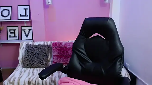 KendallWood  online show from November 26, 2025, 8:20 pm