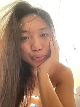 Snapshot of cassie_cakes chatting on November 18, 2025, 1:43 am cassie cakes online show from November 18, 2025, 1:43 am