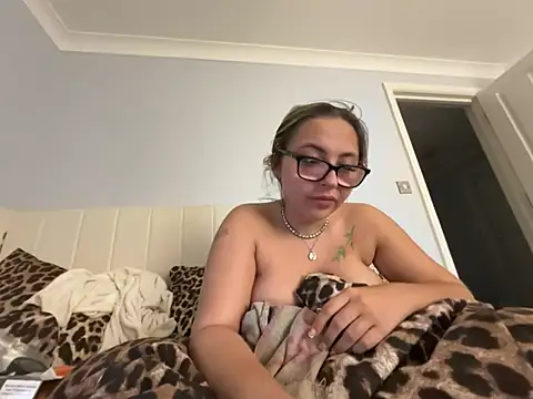 petitelucyXoxx online show from July 4, 2026, 11:42 pm