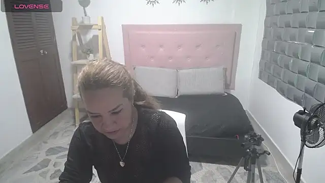 Dulce  Lovee online show from December 3, 2025, 9:03 pm