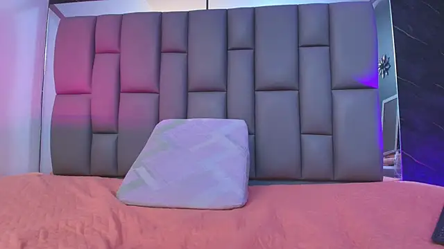 kissme luna online show from October 18, 2025, 7:05 pm