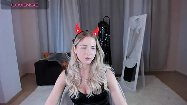 Snapshot of Susan_Mimi chatting on October 30, 2025, 3:27 am Susan Mimi online show from October 30, 2025, 3:27 am