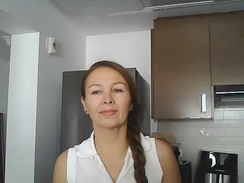 Avelinii online show from May 20, 2026, 7:27 am