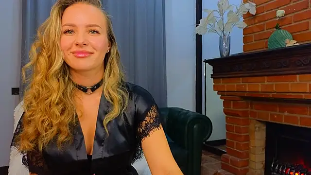 Snapshot of Hloya_Mei chatting on October 15, 2025, 1:04 am Hloya Mei online show from October 15, 2025, 1:04 am