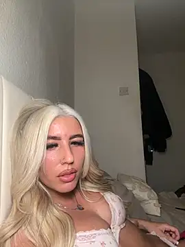 Snapshot of BlondeBetty chatting on December 3, 2025, 8:52 pm BlondeBetty online show from December 3, 2025, 8:52 pm