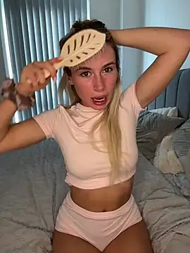 SexySaraxxoo online show from April 10, 2026, 9:38 am