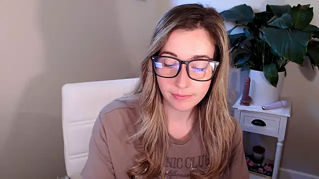 Snapshot of SuggestiveBehavior chatting on October 6, 2025, 1:56 pm SuggestiveBehavior online show from October 6, 2025, 1:56 pm