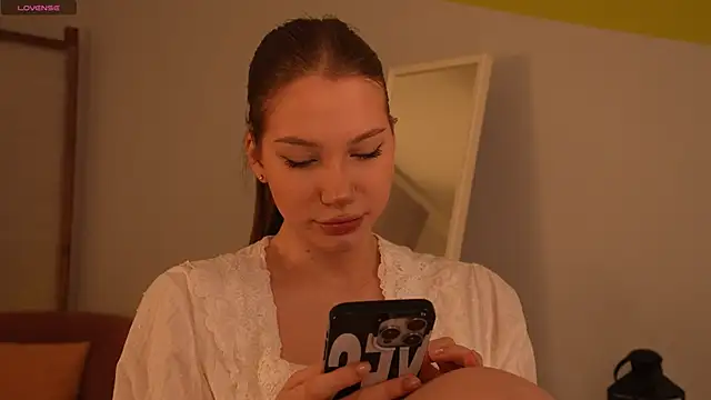 Snapshot of glowwww_ chatting on October 17, 2025, 3:36 pm glowwww online show from October 17, 2025, 3:36 pm