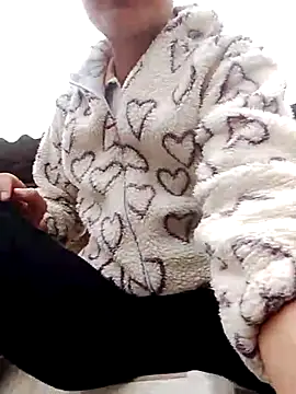 Snapshot of Huyen_x chatting on December 4, 2025, 5:17 am Huyen x online show from December 4, 2025, 5:17 am