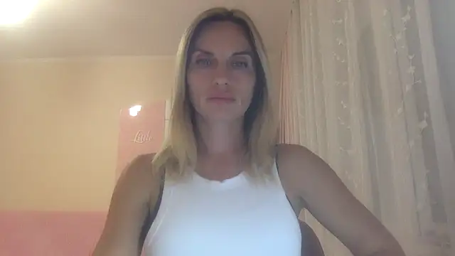 Snapshot of KarelliaStar chatting on September 15, 2025, 7:03 pm KarelliaStar online show from September 15, 2025, 7:03 pm