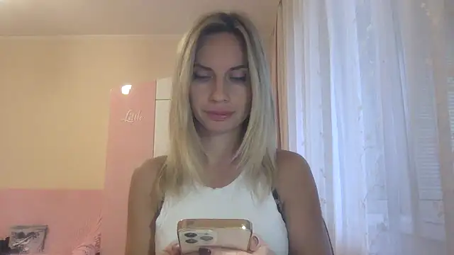 Snapshot of KarelliaStar chatting on October 14, 2025, 6:47 am KarelliaStar online show from October 14, 2025, 6:47 am