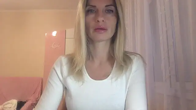 Snapshot of KarelliaStar chatting on October 9, 2025, 6:25 am KarelliaStar online show from October 9, 2025, 6:25 am