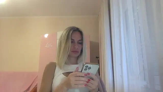 Snapshot of KarelliaStar chatting on October 2, 2025, 7:34 am KarelliaStar online show from October 2, 2025, 7:34 am