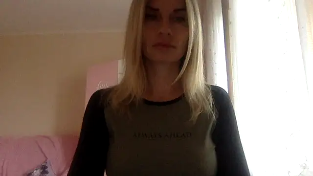 Snapshot of KarelliaStar chatting on September 19, 2025, 7:45 am KarelliaStar online show from September 19, 2025, 7:45 am