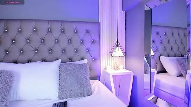 Snapshot of LunaBloomn chatting on January 8, 2026, 5:08 pm LunaBloomn online show from January 8, 2026, 5:08 pm