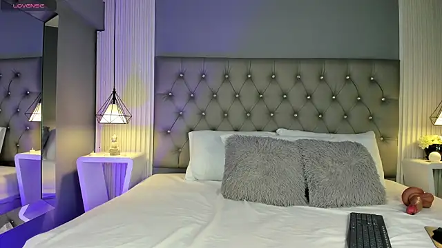 Snapshot of LunaBloomn chatting on November 22, 2025, 5:01 pm LunaBloomn online show from November 22, 2025, 5:01 pm