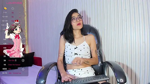 Snapshot of LunaBloomn chatting on October 9, 2025, 5:35 pm LunaBloomn online show from October 9, 2025, 5:35 pm