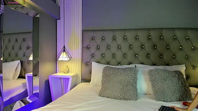 Snapshot of LunaBloomn chatting on October 28, 2025, 5:12 pm LunaBloomn online show from October 28, 2025, 5:12 pm