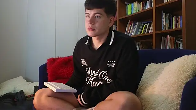 tightncuteass online show from April 15, 2026, 12:49 am