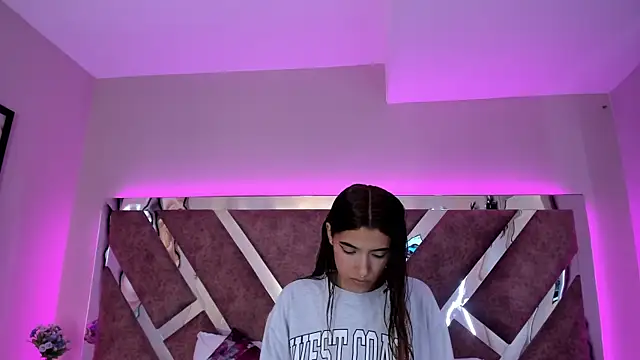 Snapshot of CarolinaaGomezz chatting on December 14, 2025, 1:06 pm CarolinaaGomezz online show from December 14, 2025, 1:06 pm