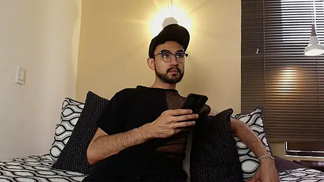 Axel Moon S online show from December 18, 2025, 4:11 pm