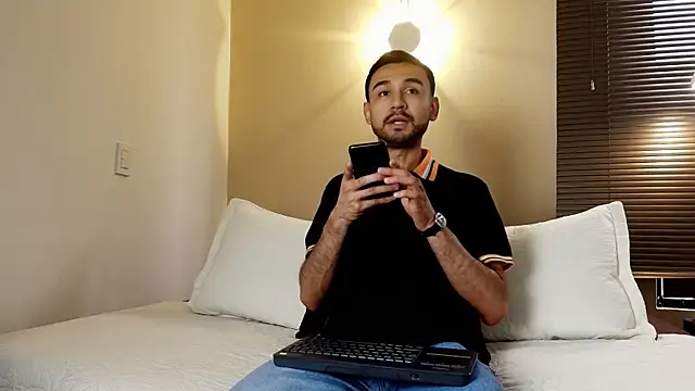 Axel Moon S online show from November 25, 2025, 7:47 pm