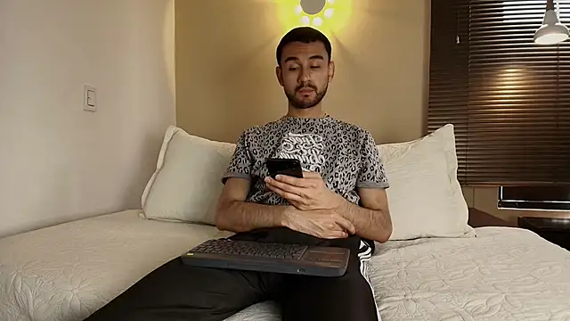 Axel Moon S online show from November 28, 2025, 3:45 pm