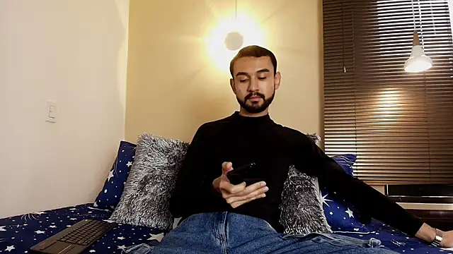 Axel Moon S online show from November 14, 2025, 7:50 pm