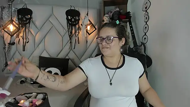 Snapshot of hellen_tirey chatting on October 16, 2025, 1:41 pm hellen tirey online show from October 16, 2025, 1:41 pm