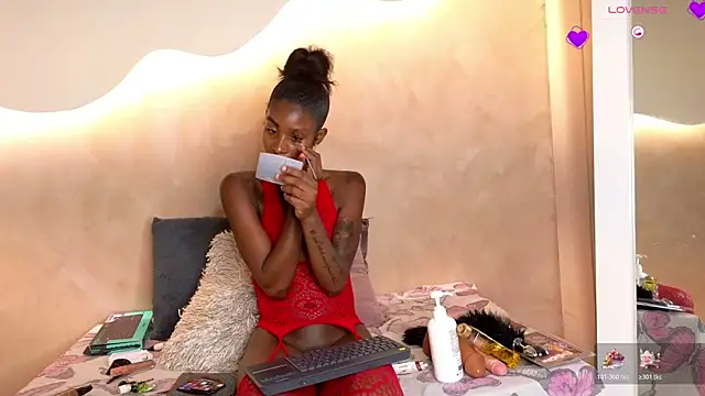 Snapshot of Kloee_12 chatting on November 8, 2025, 7:28 pm Kloee 12 online show from November 8, 2025, 7:28 pm