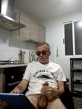 Snapshot of EmilioTaladdro chatting on May 1, 2026, 7:52 pm EmilioTaladdro online show from May 1, 2026, 7:52 pm