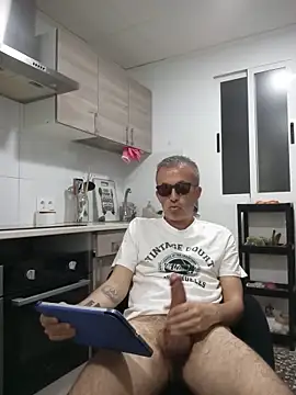 Snapshot of EmilioTaladdro chatting on May 19, 2026, 8:27 pm EmilioTaladdro online show from May 19, 2026, 8:27 pm