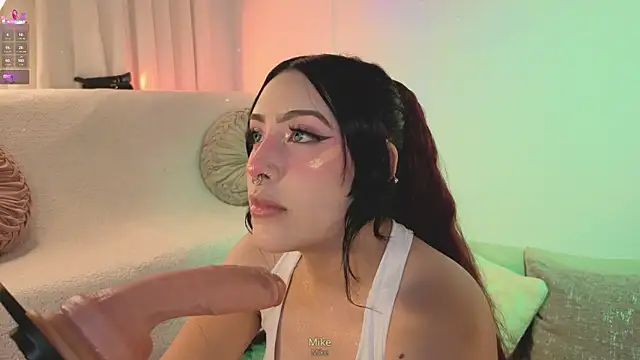 ashlynnlowe  online show from February 22, 2026, 10:11 pm