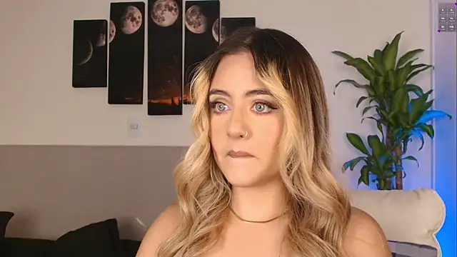 Snapshot of MaryMoon_ chatting on November 30, 2025, 2:01 am MaryMoon online show from November 30, 2025, 2:01 am