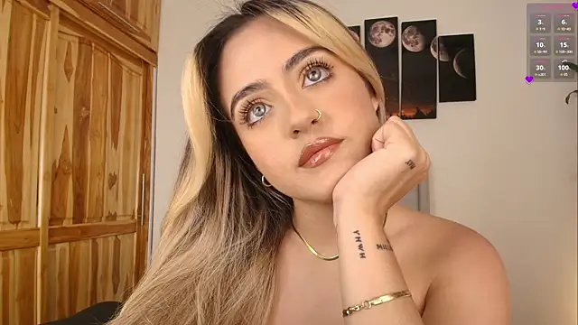 Snapshot of MaryMoon_ chatting on November 23, 2025, 1:26 am MaryMoon online show from November 23, 2025, 1:26 am