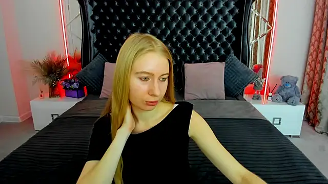 Snapshot of Alina_Blonde chatting on July 18, 2026, 6:00 am Alina Blonde online show from July 18, 2026, 6:00 am
