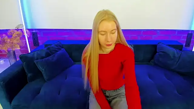 Snapshot of Alina_Blonde chatting on November 20, 2025, 6:36 am Alina Blonde online show from November 20, 2025, 6:36 am