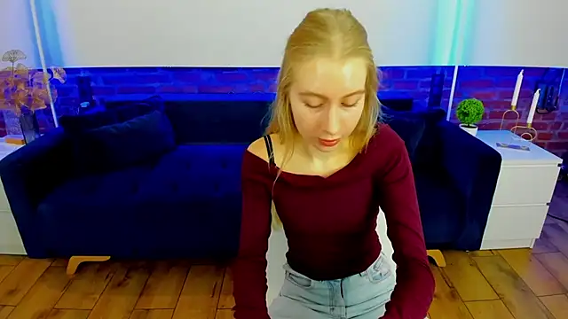 Snapshot of Alina_Blonde chatting on October 29, 2025, 6:34 am Alina Blonde online show from October 29, 2025, 6:34 am