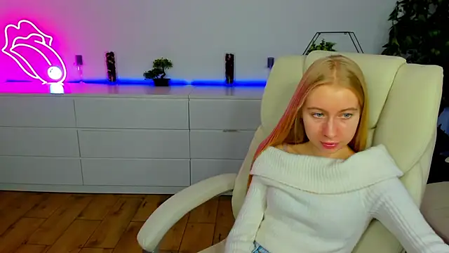 Snapshot of Alina_Blonde chatting on November 10, 2025, 6:51 am Alina Blonde online show from November 10, 2025, 6:51 am