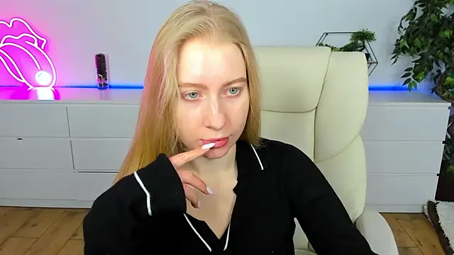 Alina Blonde online show from February 8, 2026, 6:33 am