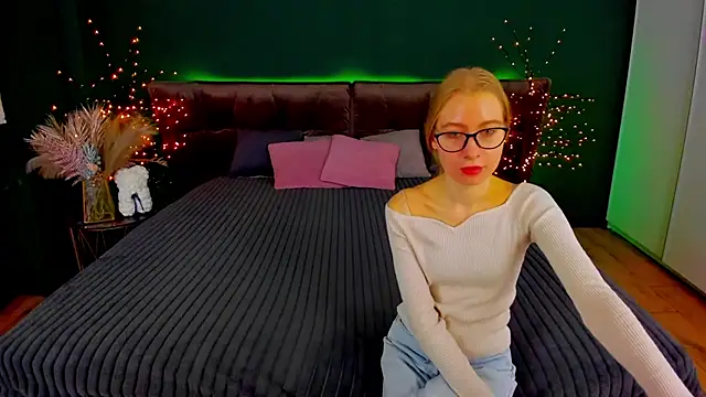 Snapshot of Alina_Blonde chatting on October 19, 2025, 5:43 am Alina Blonde online show from October 19, 2025, 5:43 am