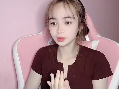 Snapshot of Suna7383 chatting on December 16, 2025, 5:28 pm Suna7383 online show from December 16, 2025, 5:28 pm