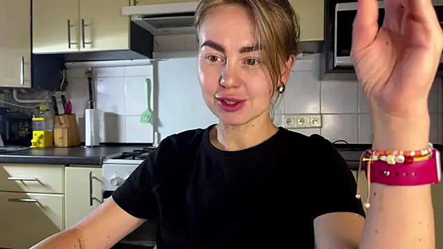 Snapshot of MartaLuna_ chatting on July 9, 2026, 6:29 pm MartaLuna online show from July 9, 2026, 6:29 pm