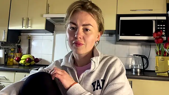 MartaLuna  online show from April 18, 2026, 8:42 pm