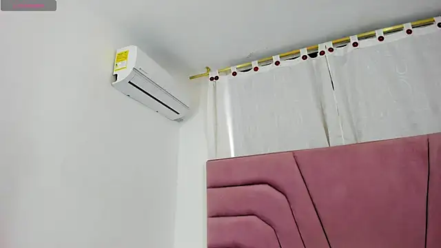 miajhonsonx online show from December 17, 2025, 2:11 pm