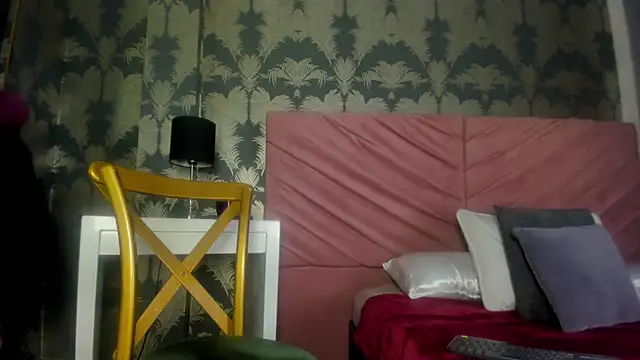 Snapshot of VictoriaQueen_Fg chatting on December 3, 2025, 7:35 pm VictoriaQueen Fg online show from December 3, 2025, 7:35 pm