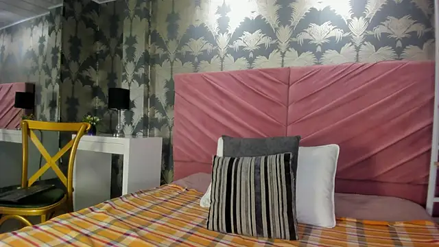 Snapshot of VictoriaQueen_Fg chatting on October 23, 2025, 12:59 pm VictoriaQueen Fg online show from October 23, 2025, 12:59 pm