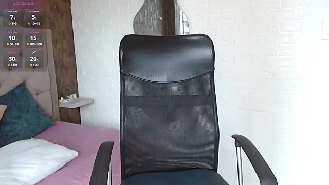 daphne walton online show from November 16, 2025, 2:33 pm