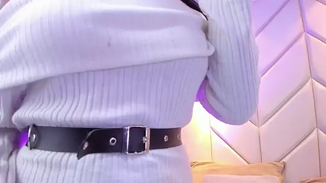 AishaValcazar online show from February 27, 2026, 4:01 am