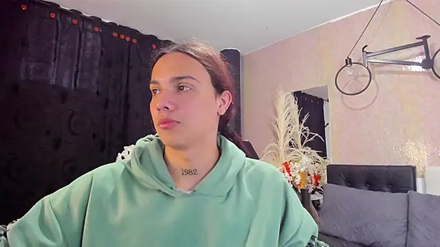 Snapshot of Almaazz chatting on February 9, 2026, 7:34 pm Almaazz online show from February 9, 2026, 7:34 pm